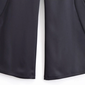 Détail de la couture d'ourlet en satin lisse sur ce pantalon élégant minimaliste