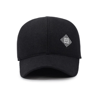 Klassische schwarze warme Winter-Basecap für ältere Männer mit seitlicher Rautenstickerei