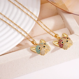 Collier minimaliste en or avec pendentifs bouledogue français sertis de zircons colorés