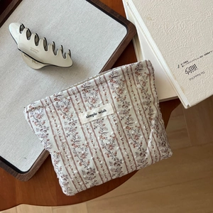 Kleiner Kosmetikbeutel aus Baumwolle mit Blumenmuster und Anhänger im Vintage-Stil