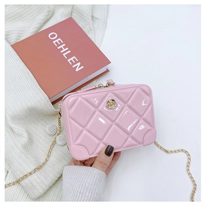 Detailed view of pink PVC jelly bag featuring diamond quilted pattern and metal chain strap