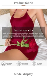 Détail de la texture satinée rouge foncé de la nuisette en soie avec fines bretelles