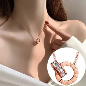 Collier double anneau or rose avec chiffres romains et cristaux sur chaîne en acier