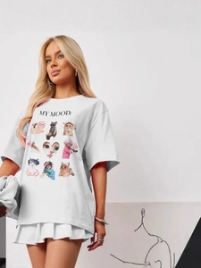 Χαλαρό λευκό βαμβακερό T-shirt με αστείο τύπωμα γάτας για μια σικ και casual καλοκαιρινή εμφάνιση
