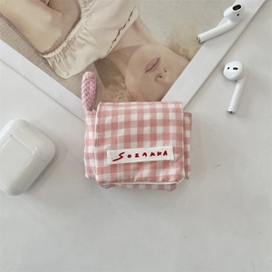 Vista detallada de la mini bolsa de almacenamiento de cuadros rosa para auriculares inalámbricos