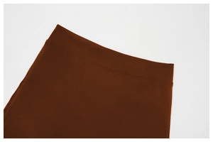 Détail de legging de yoga taille haute marron avec coutures renforcées doubles