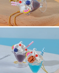 Dettaglio portachiavi dessert con panna finta e decorazioni di bacche colorate