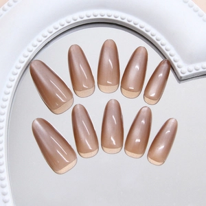 Unghie finte fatte a mano a mandorla cat-eye marrone con punte francesi glitterate