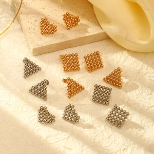 Boucles d'oreilles en acier titane formes cœur, carré, triangle avec perles dorées