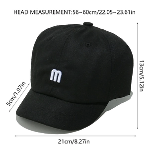 Détail de la casquette courte en coton avec broderie M et mesures de taille précises
