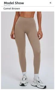 Détail du legging de yoga marron camel taille haute avec une taille en V flatteuse