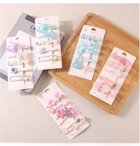 Détail d'un lot de barrettes pastel mignonnes avec motifs ours et cœur sur carte