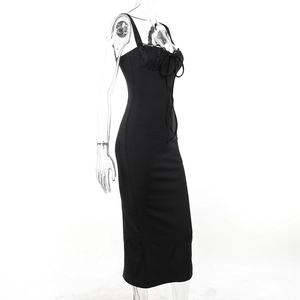 Dettaglio di abito midi nero con inserti in pizzo e fiocco con coulisse sul davanti