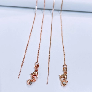 Détail de quatre chaînes O en or rose avec fermoirs mousquetons pour création de bijoux