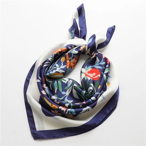 Donkerblauwe zijden vierkante sjaal met bloemen- en vlinderprint op witte basis