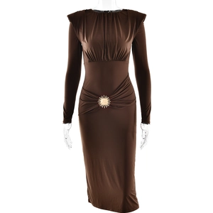 Robe midi moulante marron foncé élégante avec taille plissée et boucle soleil dorée