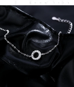 Vue macro d'un bracelet en argent avec pendentif circulaire serti de moissanites