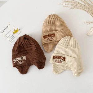 Berretti in maglia con paraorecchie marroni e beige con ricamo Brooklyn