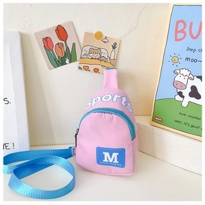 Détail du sac bandoulière en nylon rose pour enfant avec fermeture éclair bleue