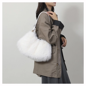 Vue détaillée d'un sac à épaule en fausse fourrure blanche avec nœud sur la bandoulière