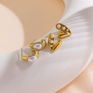 Elegante set di orecchini in acciaio inossidabile placcato oro 14K con perle e design a cuore