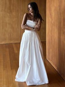 Détail d'un ensemble deux pièces en coton blanc avec haut caraco et jupe longue taille haute