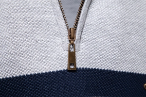 Detail des Stehkragens mit Reißverschluss an Herrenpullover in Marine und Grau