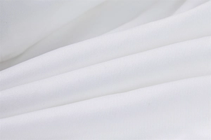 Dettaglio macro della trama del tessuto in maglia bianca di un elegante abito estivo
