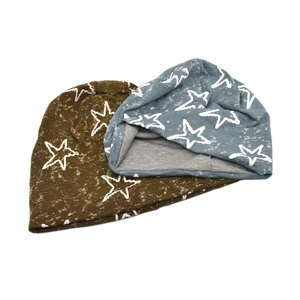 Bonnets slouchy vert olive et bleu gris avec motifs d'étoiles en maille douce