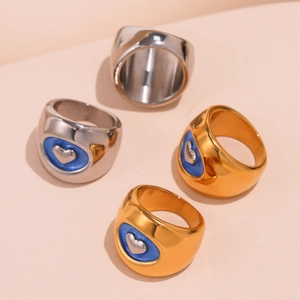Bagues en acier inoxydable plaqué or 18 carats avec cœur et émail bleu poli brillant