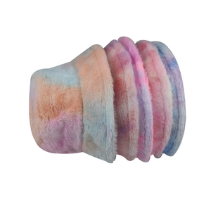 Chapeau bob en fausse fourrure colorée tie-dye aux tons pastels pour l'hiver