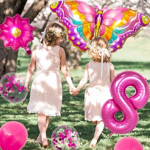 Détail du ballon papillon rose avec chiffre huit et décorations de fête florales