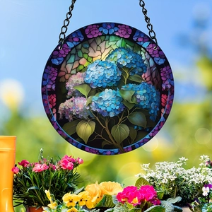 Décoration ronde en acrylique avec hortensias et chaîne métallique dans un jardin