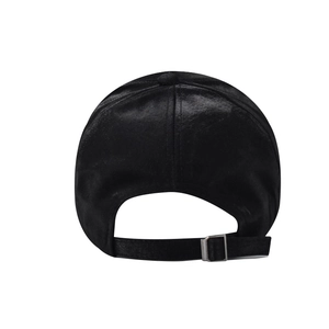 Détail de la casquette de baseball en velours noir avec boucle métallique réglable