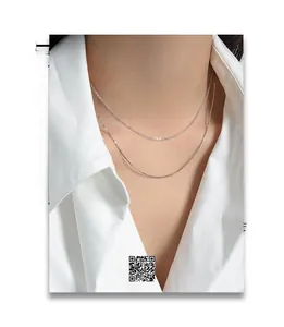 Minimalistische S925 Sterlingsilber Halskette im Lagen-Look mit Box-Kette an einem Model