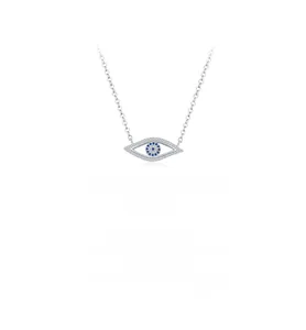 Dettaglio del ciondolo a occhio in argento S925 con zaffiro blu e zirconi brillanti
