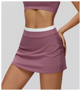 Dettaglio gonna-pantalone sportiva a vita alta viola scuro con elastico in vita a coste