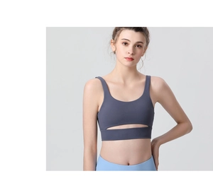 Détail de la brassière de sport à haut maintien avec découpe frontale en gris-bleu