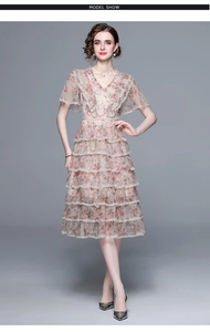 Détails de la robe en tulle à fleurs avec broderies perlées et jupe à plusieurs niveaux