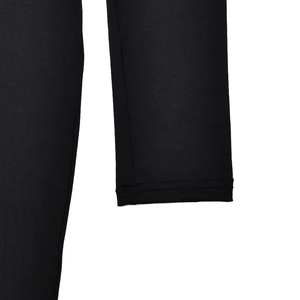 Gros plan des coutures et de la texture du tissu de la robe noire sur fond blanc