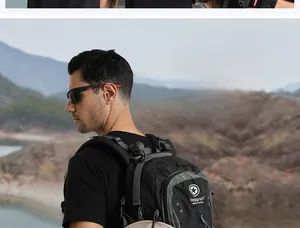 Détail pratique du crochet portable noir attaché à un sac à dos pour la randonnée