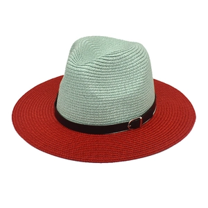 Détail du chapeau de paille vert menthe avec bord rouge et boucle en cuir noir