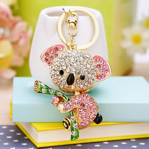 Nahaufnahme von glänzendem Koala Schlüsselanhänger mit Strass und Goldkarabiner
