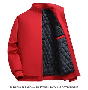 Detail van rood jack met opstaande kraag, gewatteerde voering en ritszakken