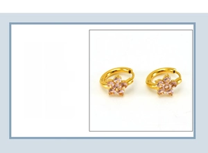 Détail de boucles d'oreilles flocon de neige en acier doré de 15 mm avec zircon rose