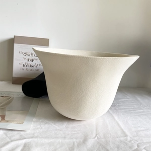 Texture détaillée du chapeau cloche en feutre de laine blanc cassé au style épuré