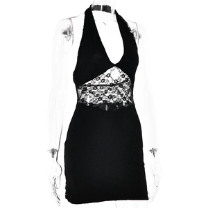Detail eines schwarzen Neckholder-Minikleids aus Spitze mit Cut-Out-Details an der Taille