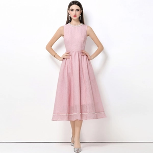 Elegante abito midi rosa senza maniche con decorazioni di perle e tessuto testurizzato