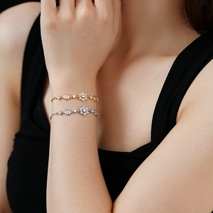 Gros plan de bracelets flocon de neige en zircone étincelante en finitions or et argent