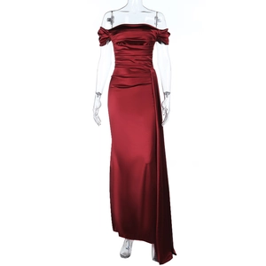 Dettaglio dell'abito da sera in raso bordeaux con elegante drappeggio laterale